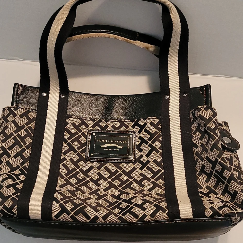 Retired Classic Tommy Hilfiger hand bag purse black and gray